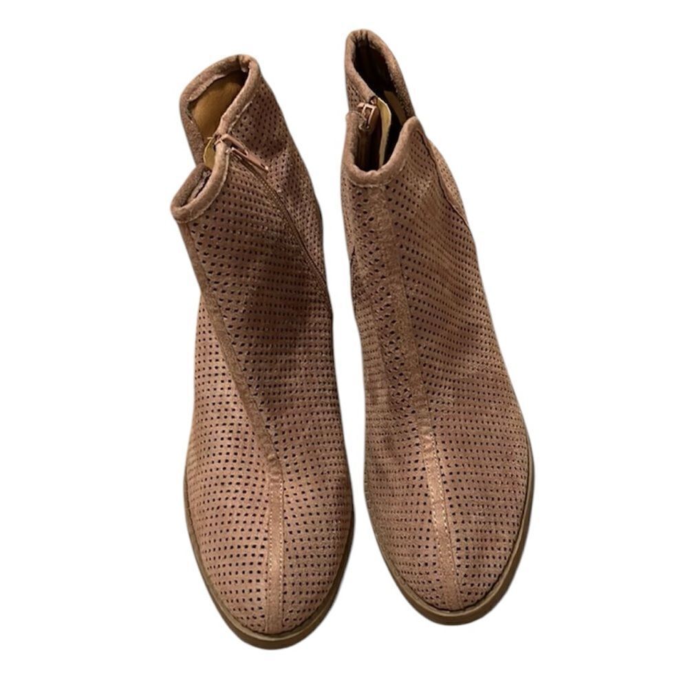 Soda size 10 faux suede side zip ankle booties in a pinkish tan color GUC